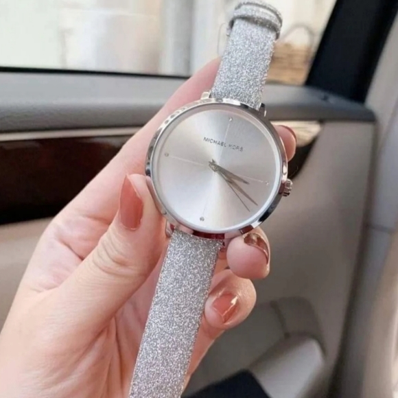 🥈Micharl Kors watch🥈 - Picture 3 of 7